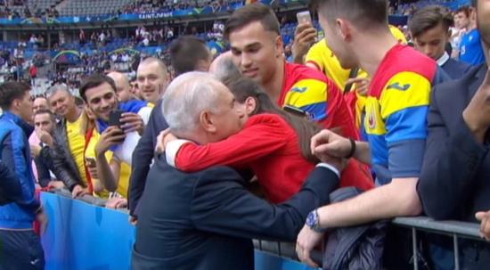 赛前，罗马尼亚老帅约尔达内斯库走到看台前面，拥抱流泪的18岁女儿