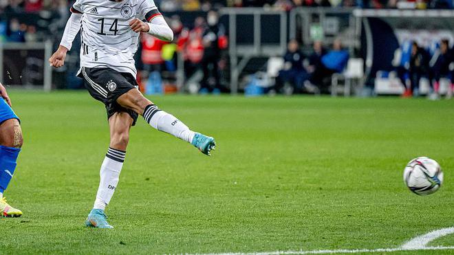 德国队征战卡塔尔世界杯26人名单：门将：诺伊尔（拜仁）、特尔施特根（巴萨）、特拉普（法兰克福）